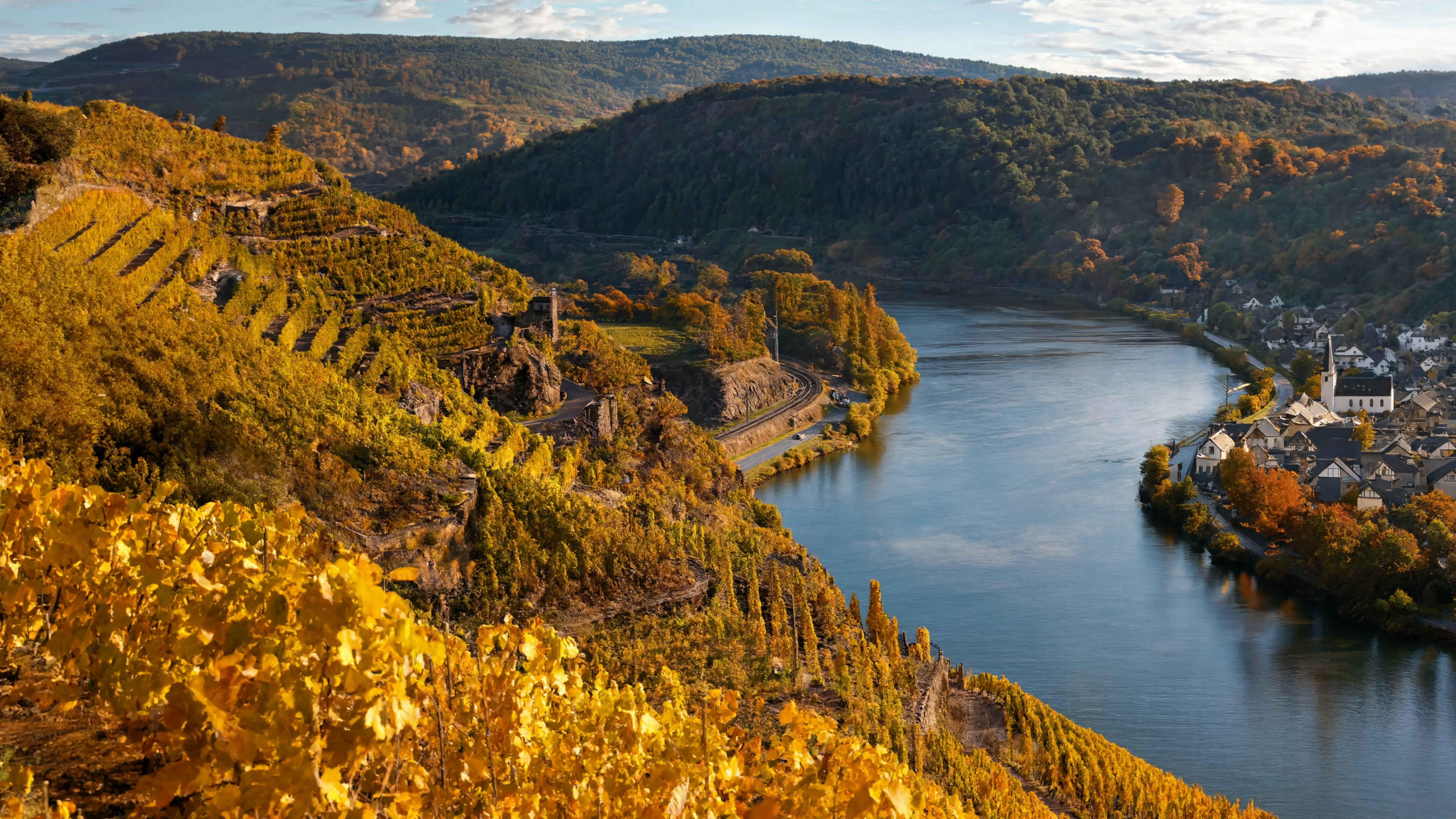 Moseltal Weinberge — steile Terrassenlagen über dem Fluss, alte Winzerdörfer, Herbststimmung
